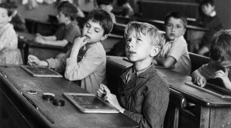 Robert Doisneau L'informazione scolastica, Parigi 1956 © Atelier Robert Doisneau