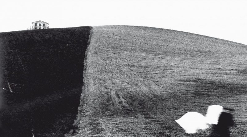 Copertina del libro "La figura nera aspetta il bianco" di Mario Giacomelli