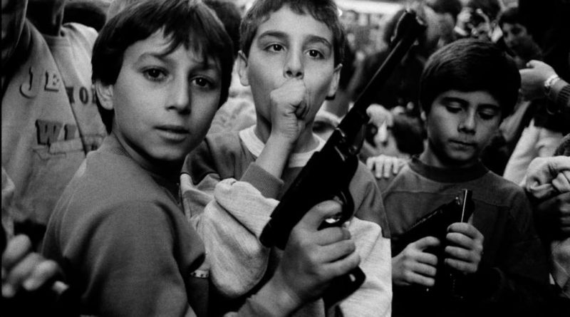 Festa del giorno dei morti. I bambini giocano con le armi, Palermo – 1986, Courtesy l'artista