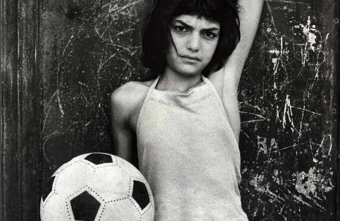 La bambina con il pallone, quartiere la Cala, Palermo, 1980, Courtesy l'artista